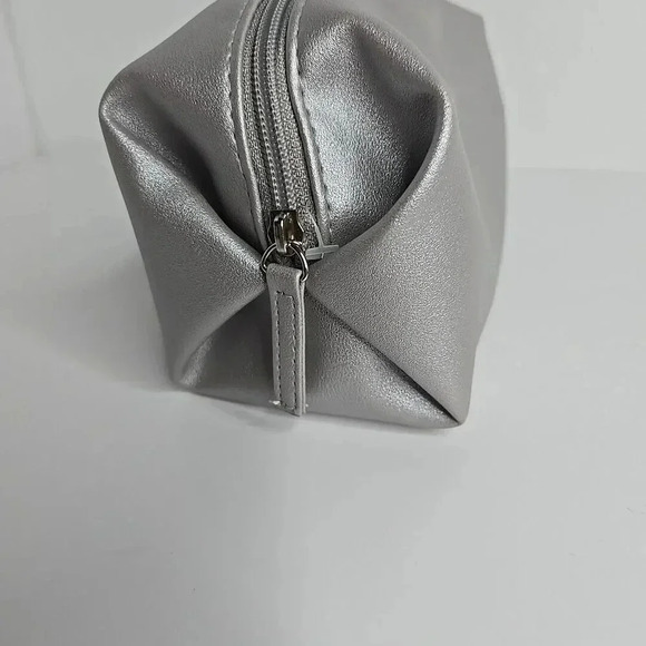 BVLGARI Parfums Exclusively for Emirates Silver Cosmetic Case clutch tote travel - Picture 3 of 12